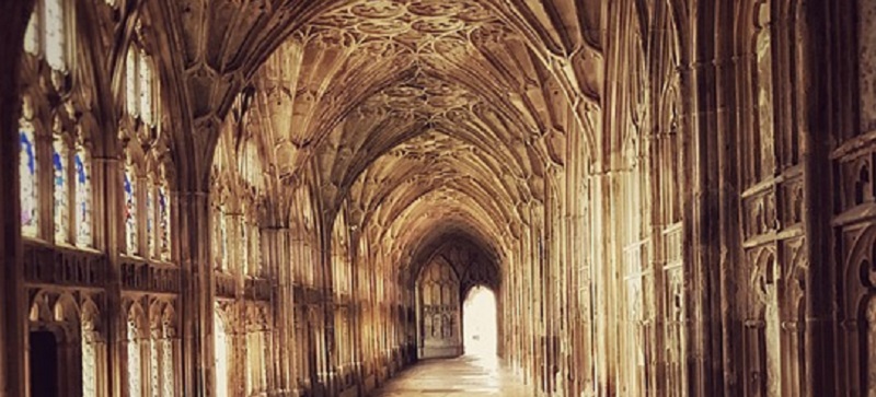 Picture of the inside of Gloucester Cathedral.
