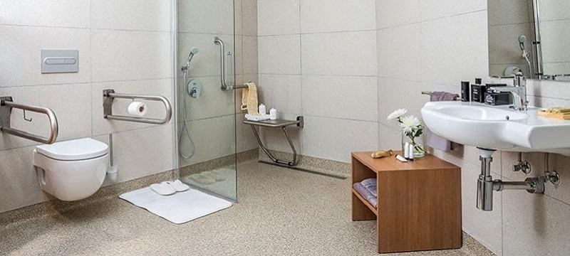 Photo of the accessible bathroom in eric vokel atocha suites.