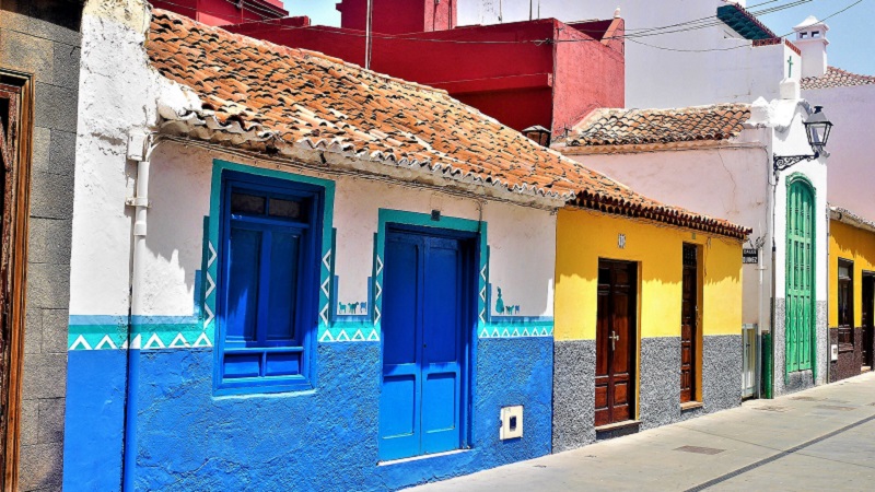 Photo of colourful houses in Tenerife.