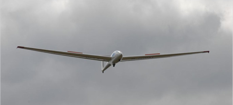 Photo of an SK-21 glider preparing to land.