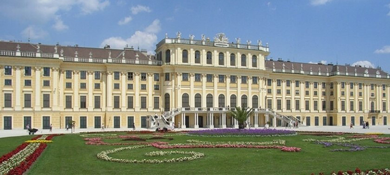 Photo of exterior of Schönbrunn Palace.