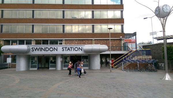 Picture of Swindon train Station - The front of Swindon train station