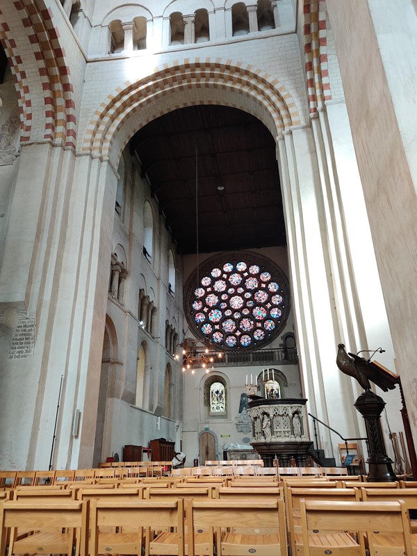 Another view of the rose window in the north transept, showing also the central area under the cathedral tower.