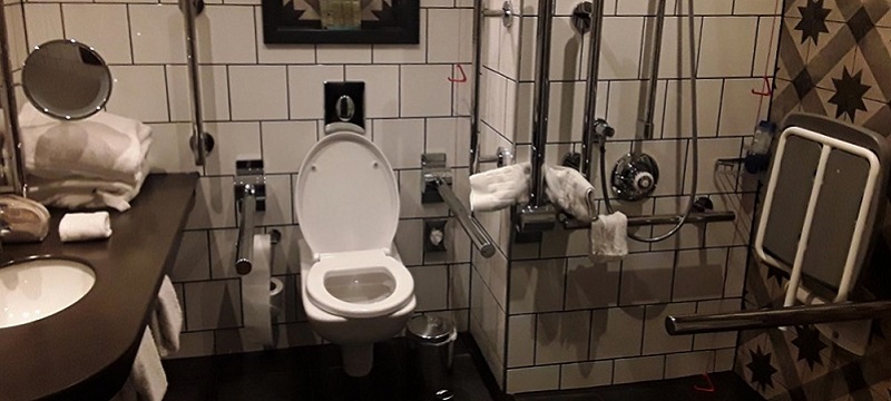 Photo of the accessible bathroom in Hotel Indigo.