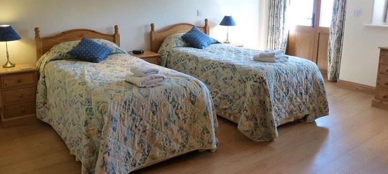 Photo of the twin bedroom at Bookham Court.