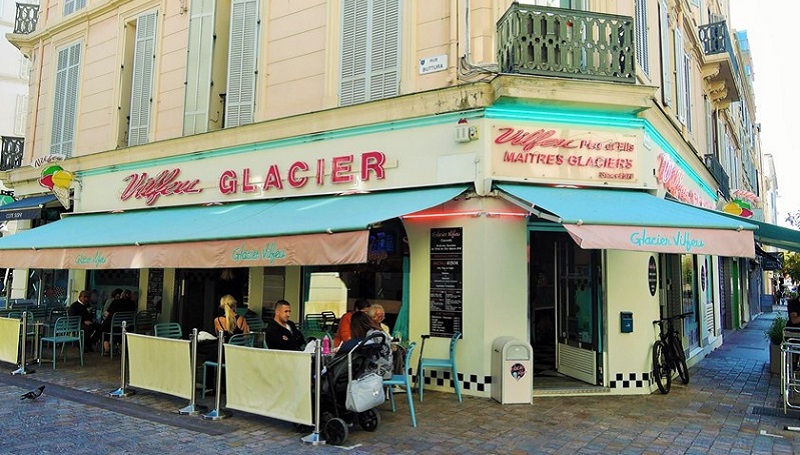 Photo of a cafe in Cannes.