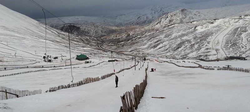 Photo of a snowy slope.