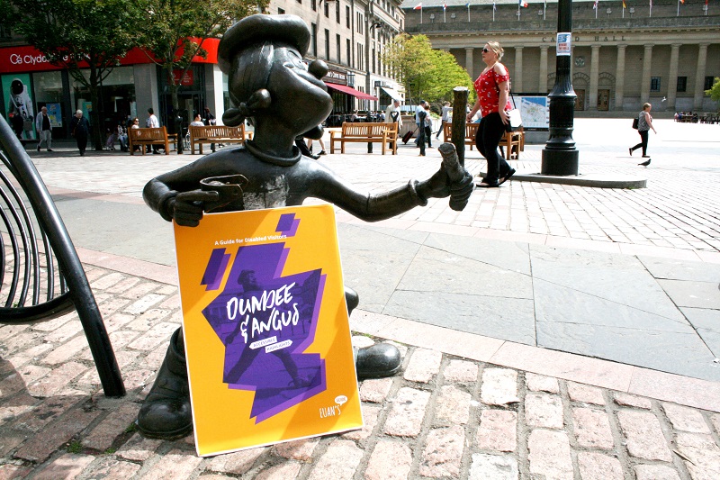 Photo of Mnnie the Minx statue with the Dundee guide.