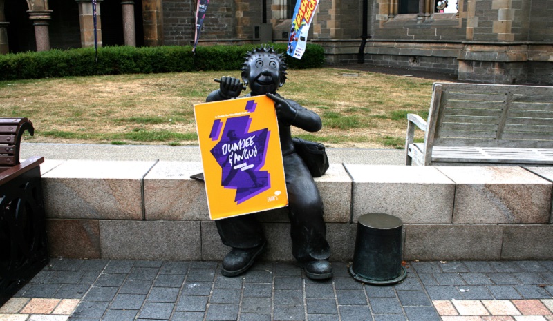 Photo of Oor Wullie with the Dundee guide.