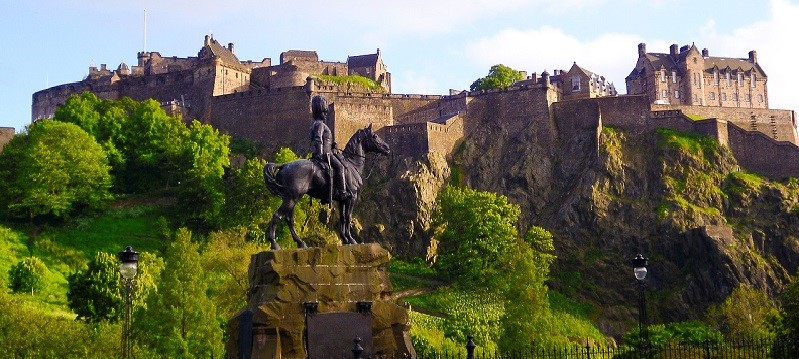 Photo of Edinburgh Castle.