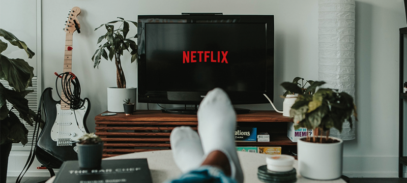 Image of the Netflix logo in a black television.