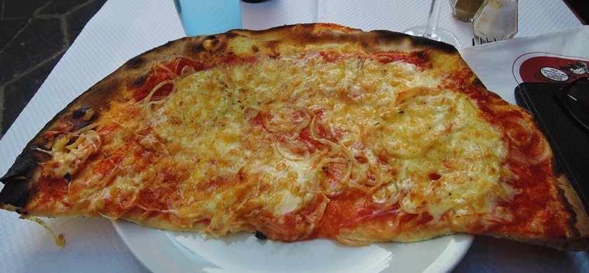 A cheese and tomato pizza at La Pizza Cresci