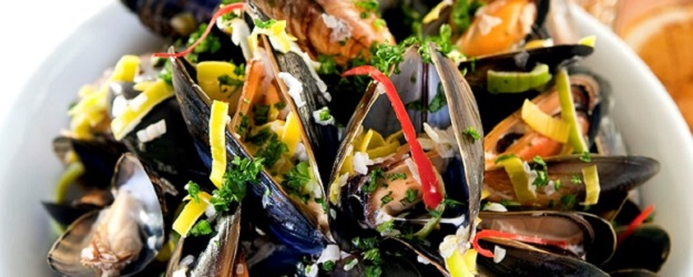 Photo of a plate of mussels.