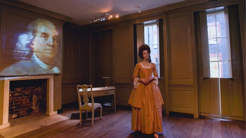 Photo of an actress in Benjamin Franklin's House.