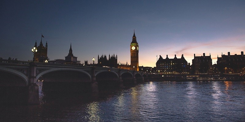 Photo of Westminster Bridge at night.