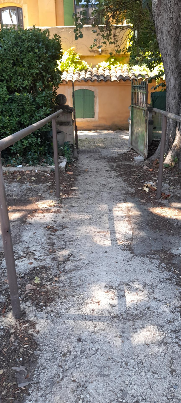 Image of a path to a hous