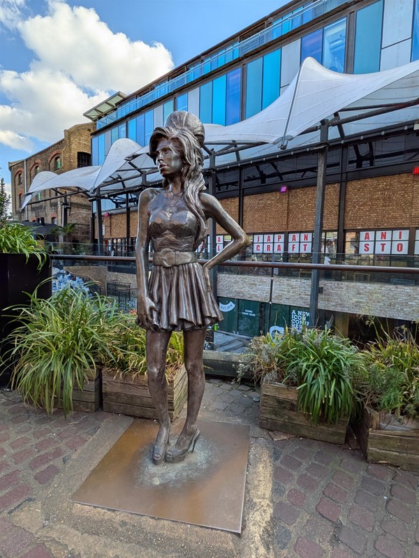 Image of statue of Amy Winehouse