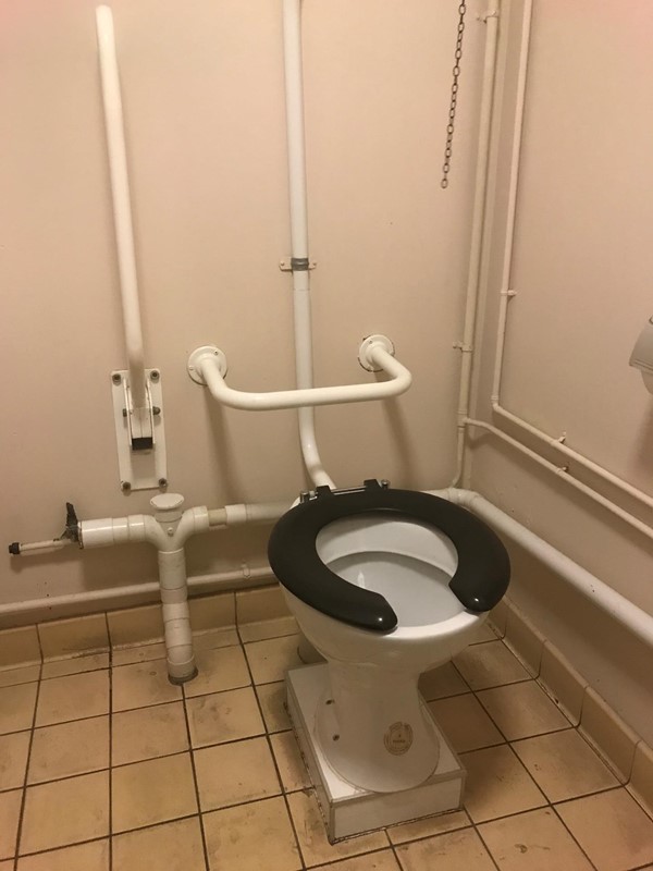 Shetland hotel toilet