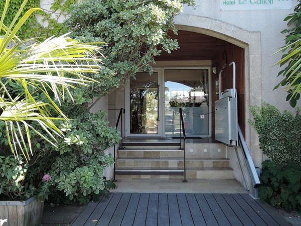 Stair lift to entrance