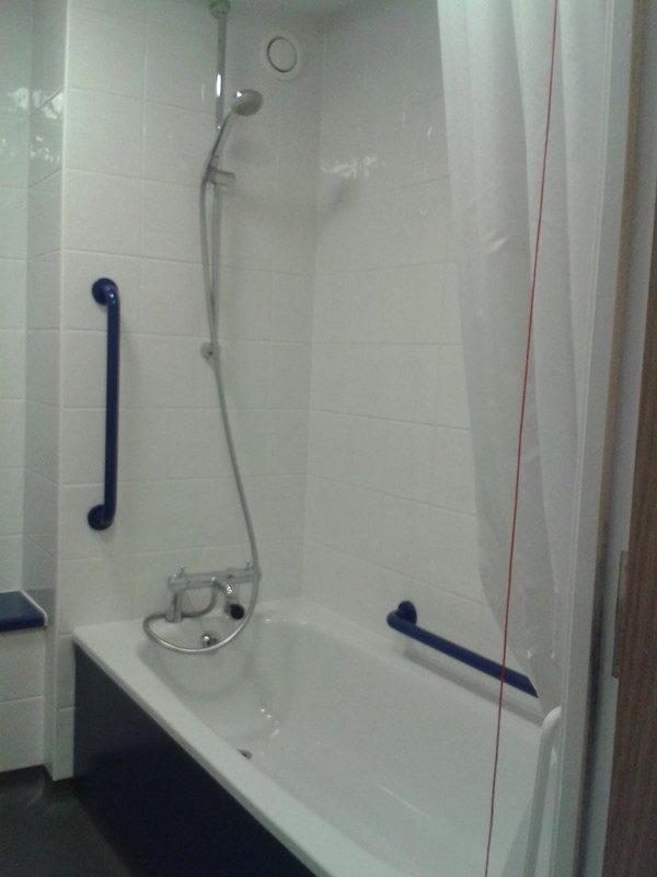 Travelodge Hotel - Inverness Fairways - Accessible Shower