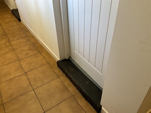 Image of a door lip