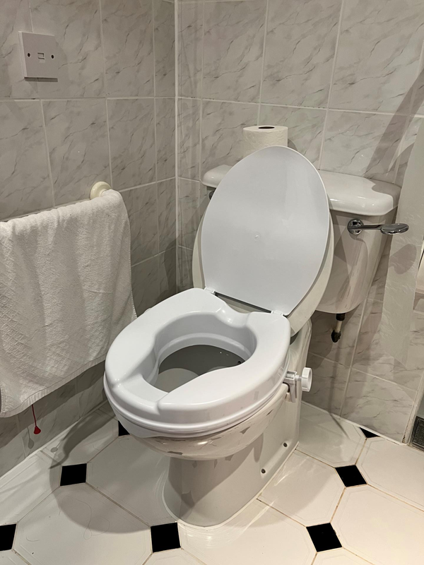 Toilet in room 101 with raised seat installed prior to our visit. I don’t believe this comes as standard so has to be requested