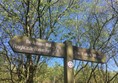 Sign showing the way to the fort and the Falkirk Wheel.