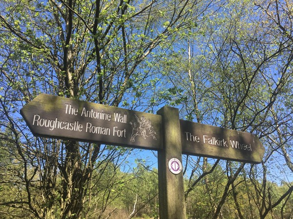 Sign showing the way to the fort and the Falkirk Wheel.