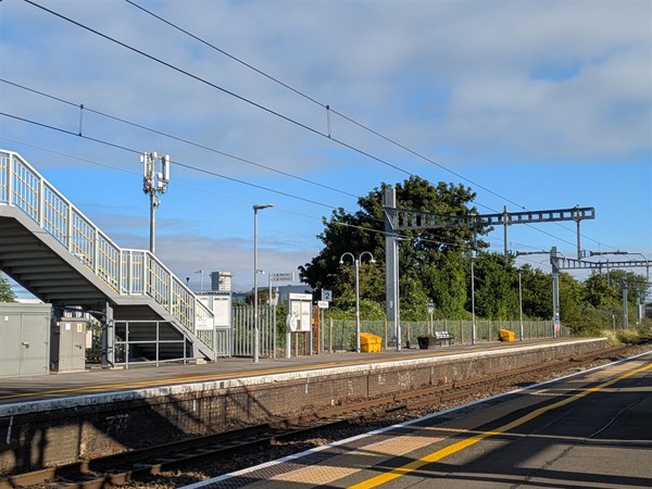 Image of platform, tracks and walkway