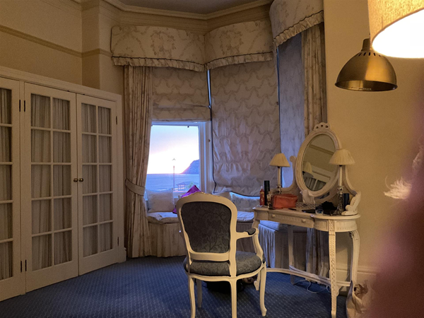 Image of chairs and a table