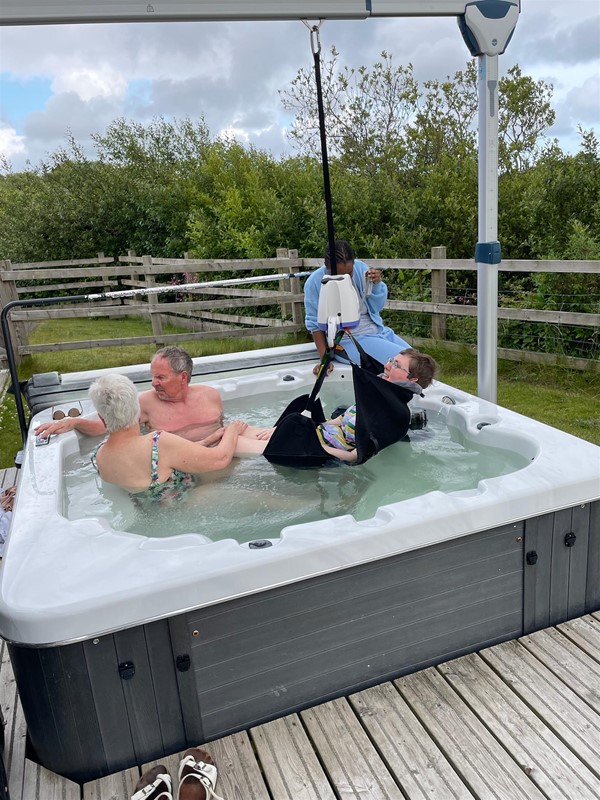 Hot tub with hoist