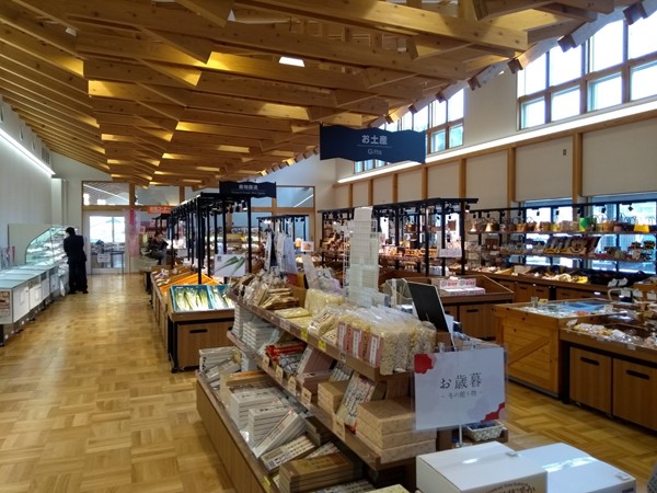 Photo of the gift shop showing wide aisles and displays.