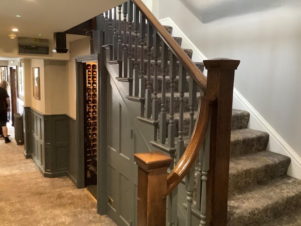 (7) stairs lead up to bedrooms