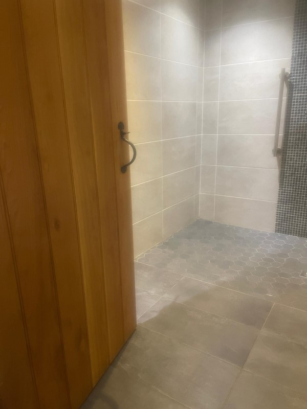 Wheelchair accessible, bathroom and shower room, but only one handrail next to the toilet