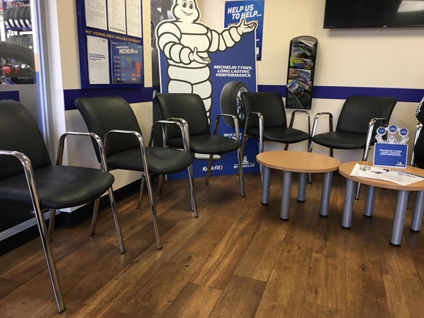 Image of the waiting area at Kwit Fit.
