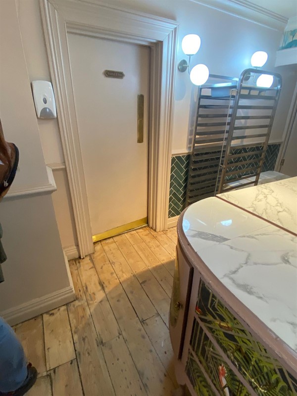 Image of the toilet door