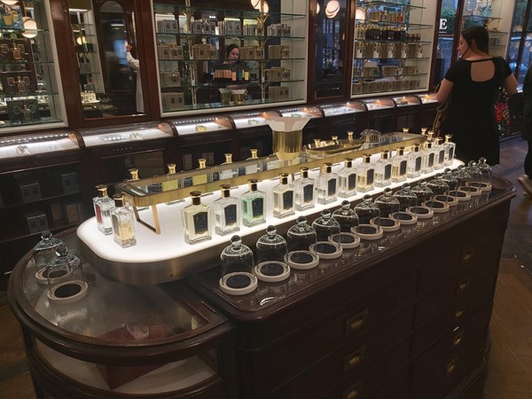 Perfume sampling counter