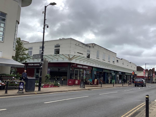 Picture of a street with shops in Kenilworth