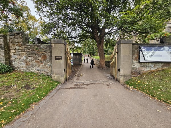 Image of the kirk yard entrance