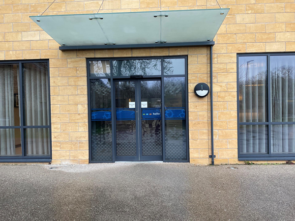 Automatic entry door, on the flat