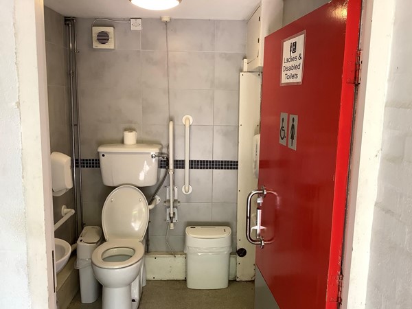 With a good ramp to get you inside the small cubicle