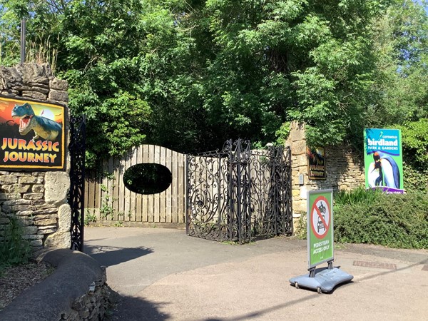 Entrance gate