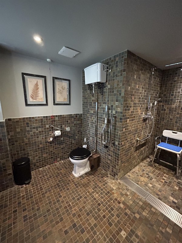 Cavernous ensuite