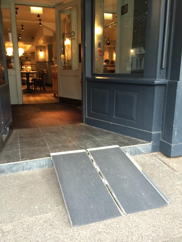 Portable ramp to access the restaurant