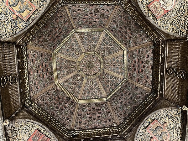 Image of a ceiling or the inside of a fancy box?