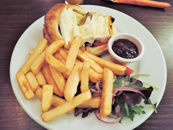 Brie and vegetable pie with chips and salad