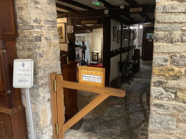 Image of a "museum this way" sign