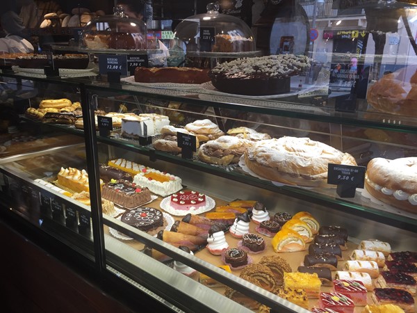 Picture of Panaderia D'Estacio - Cakes at the counter