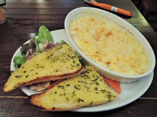 Macaroni cheese, garlic bread and salad
