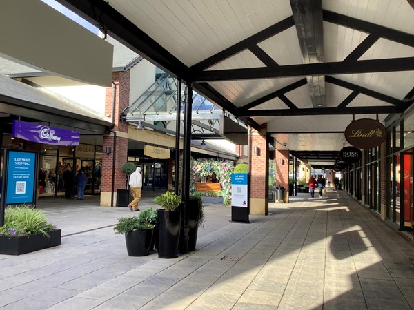Retail outlet buildings
